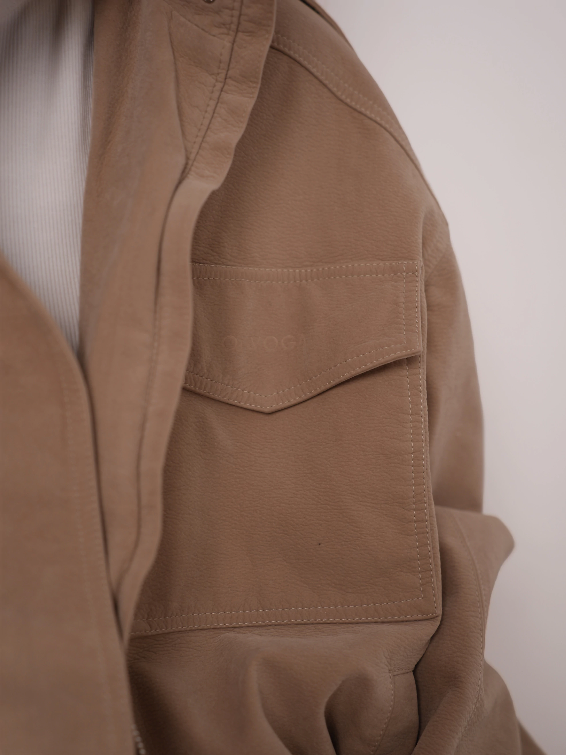 Damenjacke in Veloursleder-Optik OLAVOGA RYZEN - Beige