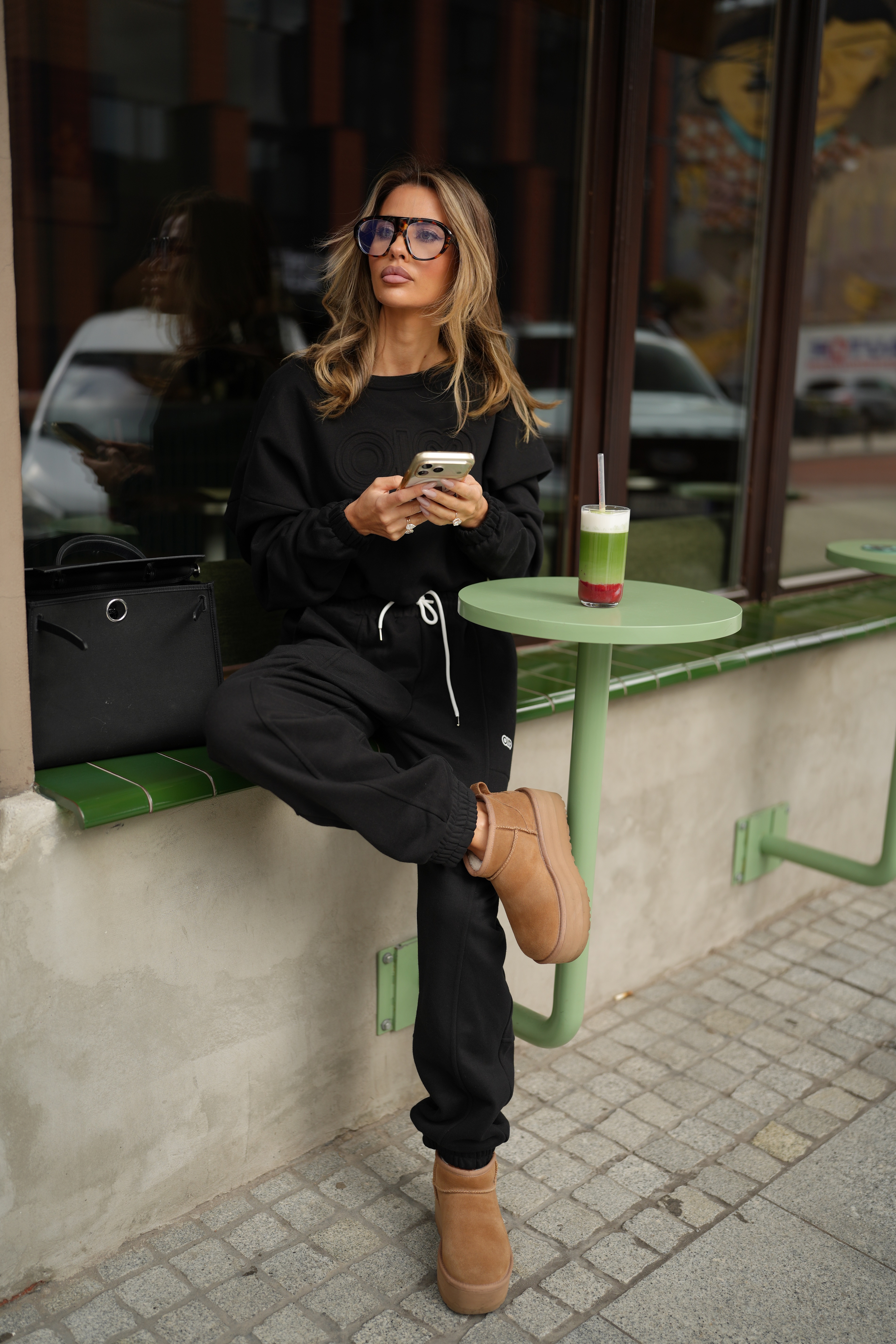 Spodnie damskie joggery cargo OLAVOGA LINDA - Czarny