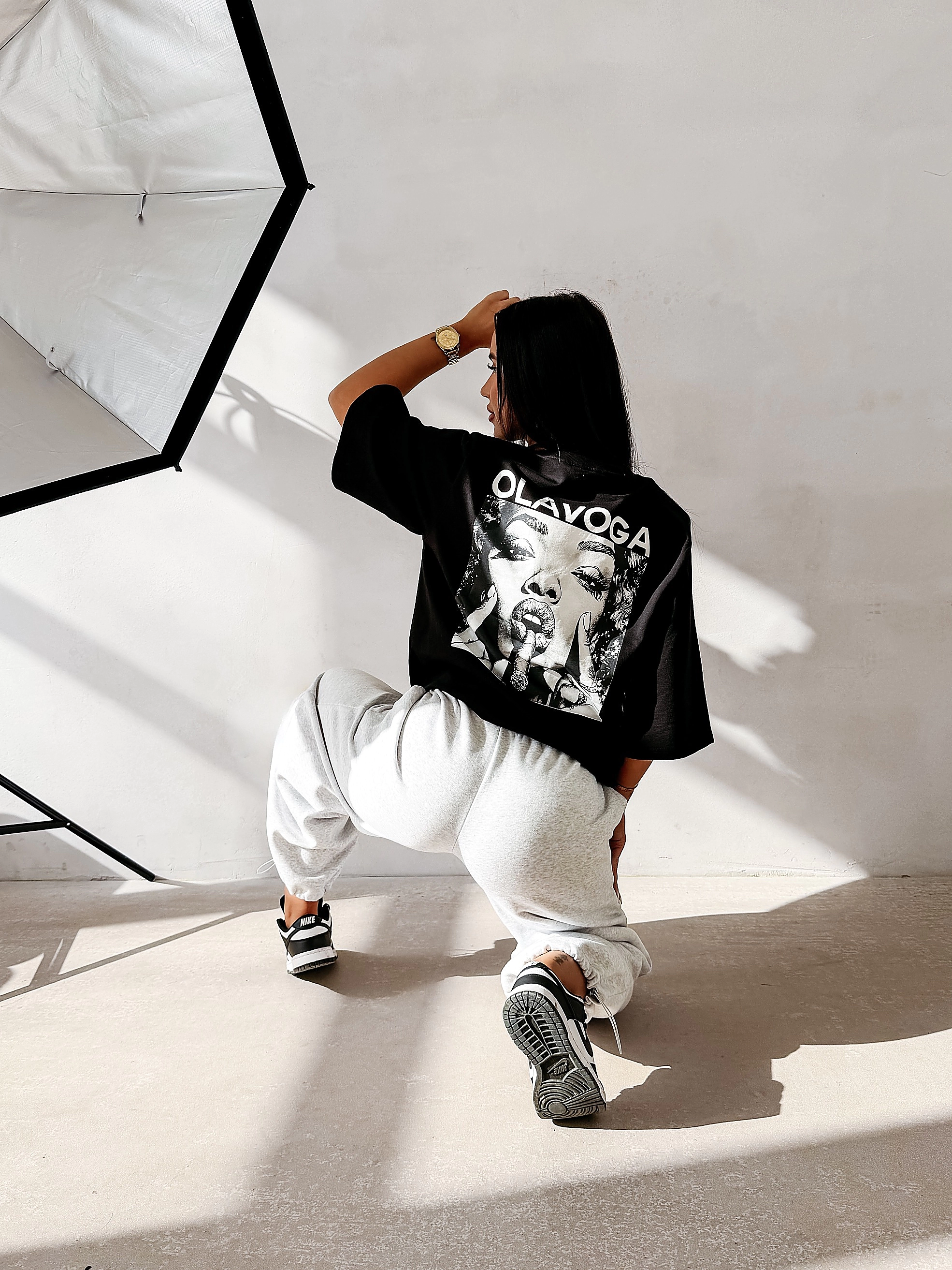OLAVOGA FIOAGE Oversize-T-Shirt mit Schulterpolstern - Schwarz