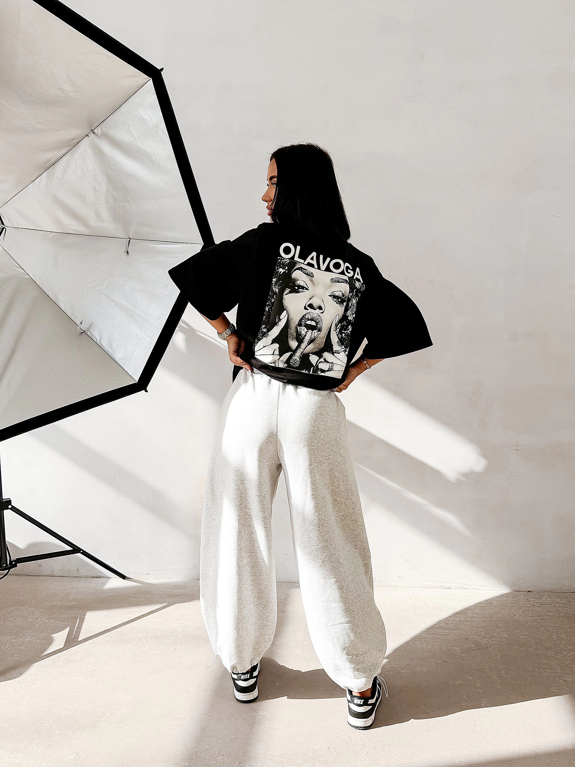 OLAVOGA FIOAGE Oversize-T-Shirt mit Schulterpolstern - Schwarz