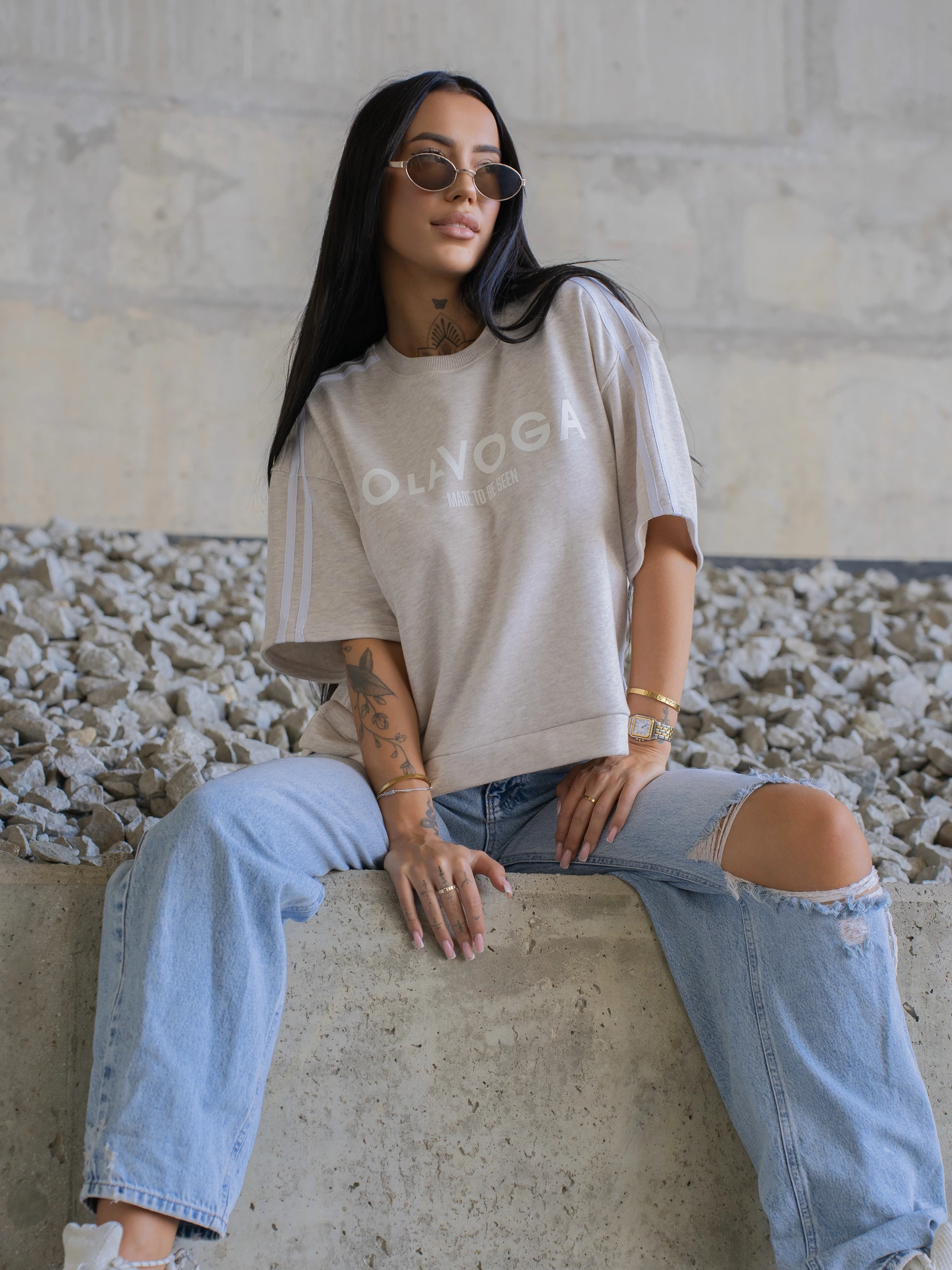 T-shirt damski z lampasami OLAVOGA KALMA - Szary