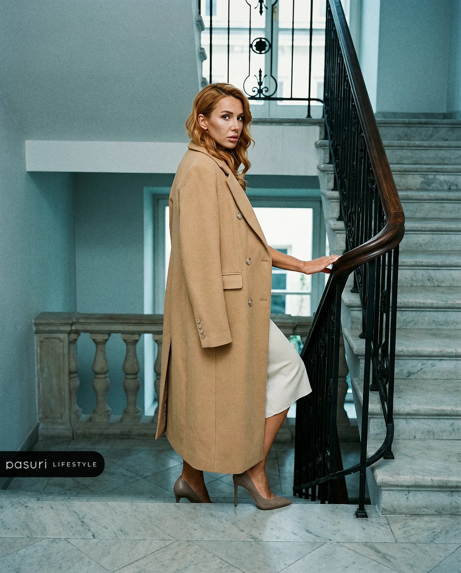 Płaszcz damski maxi OLAVOGA MOONLEOER - Camel