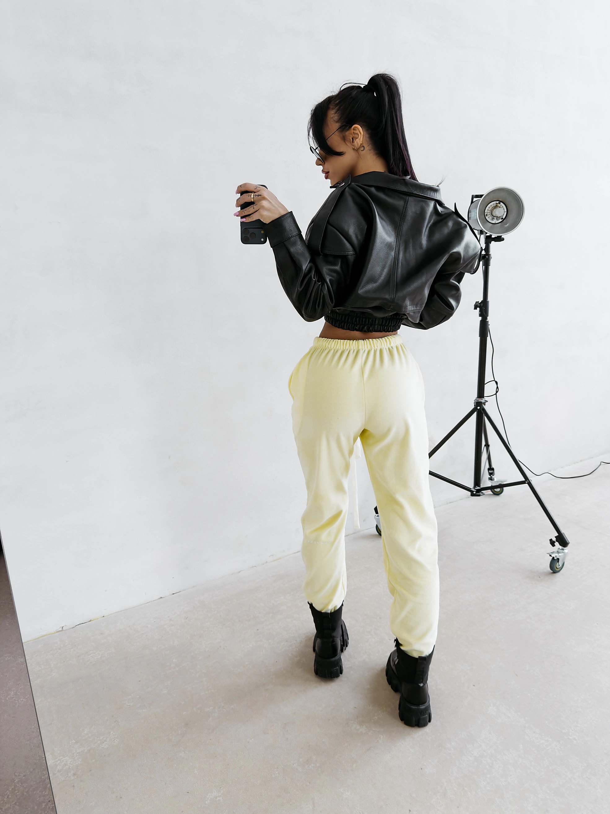 Verstellbare Damen-Velours-Hose OLAVOGA NESA - Gelb