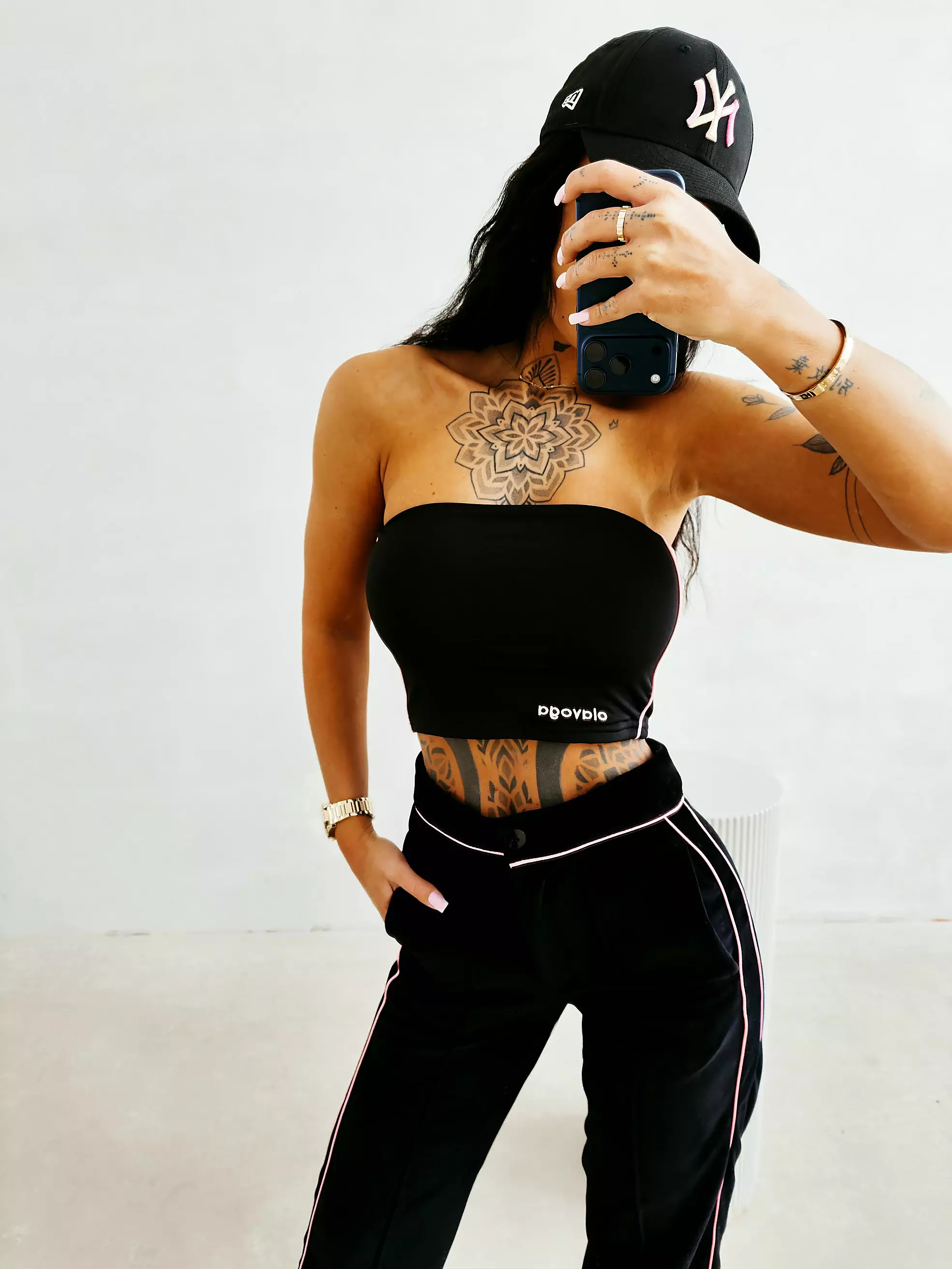Top damski bandeau OLAVOGA LEYA - Czarny