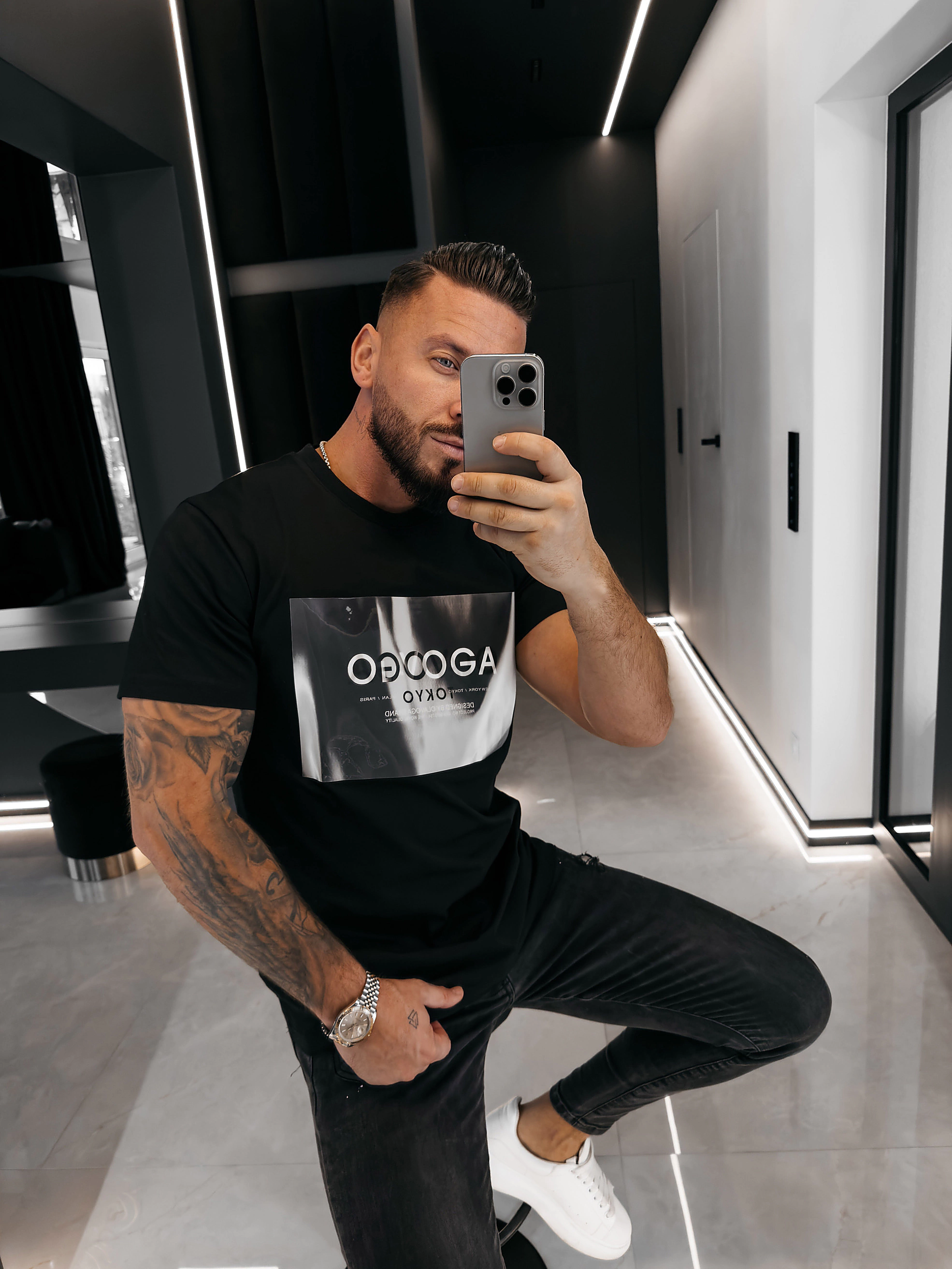 OLAVOGA Herren ALMAIN T-Shirt mit Applikation - Schwarz