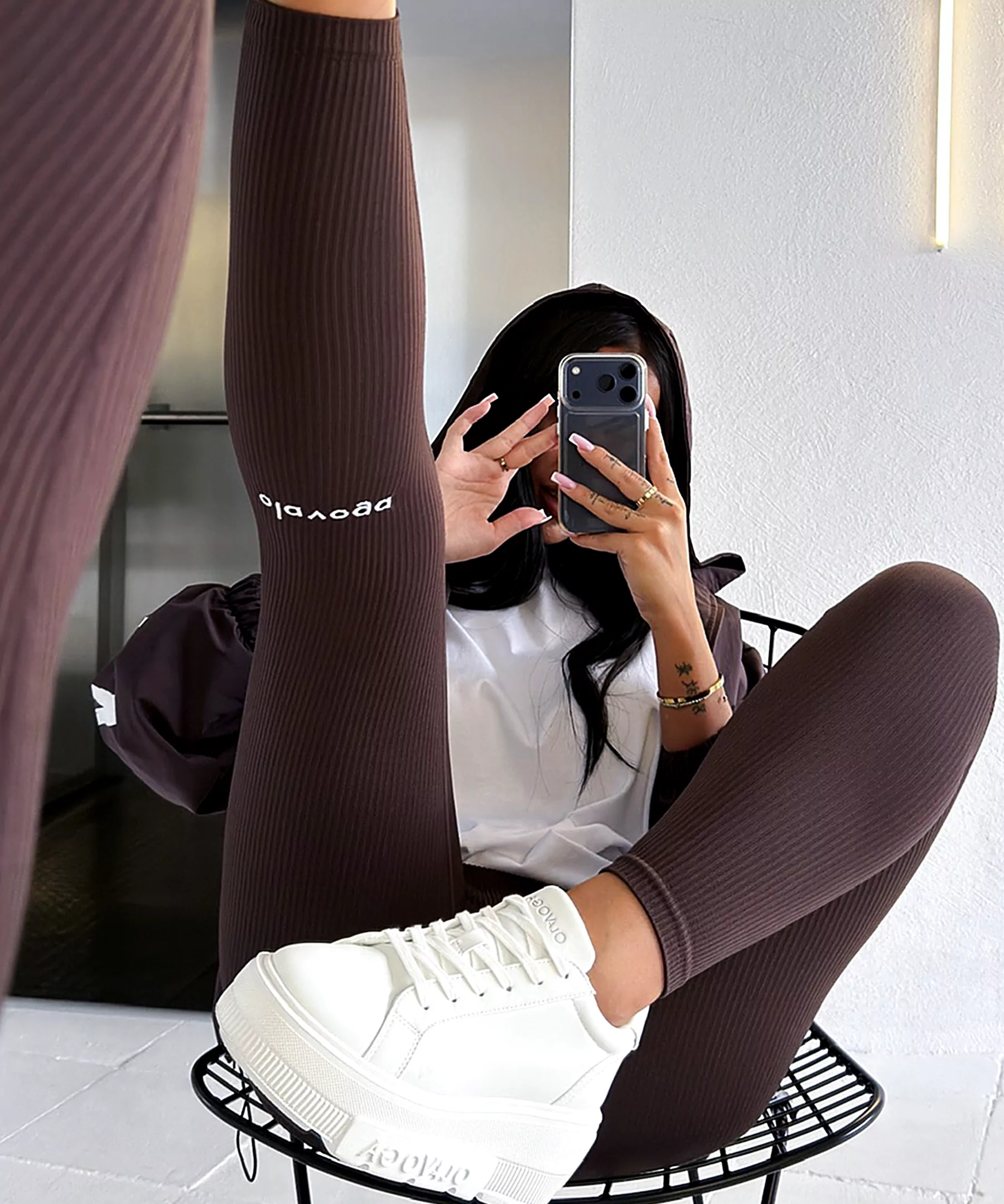 OLAVOGA NOATI Damen-Leggings mit Noppenmuster – Braun