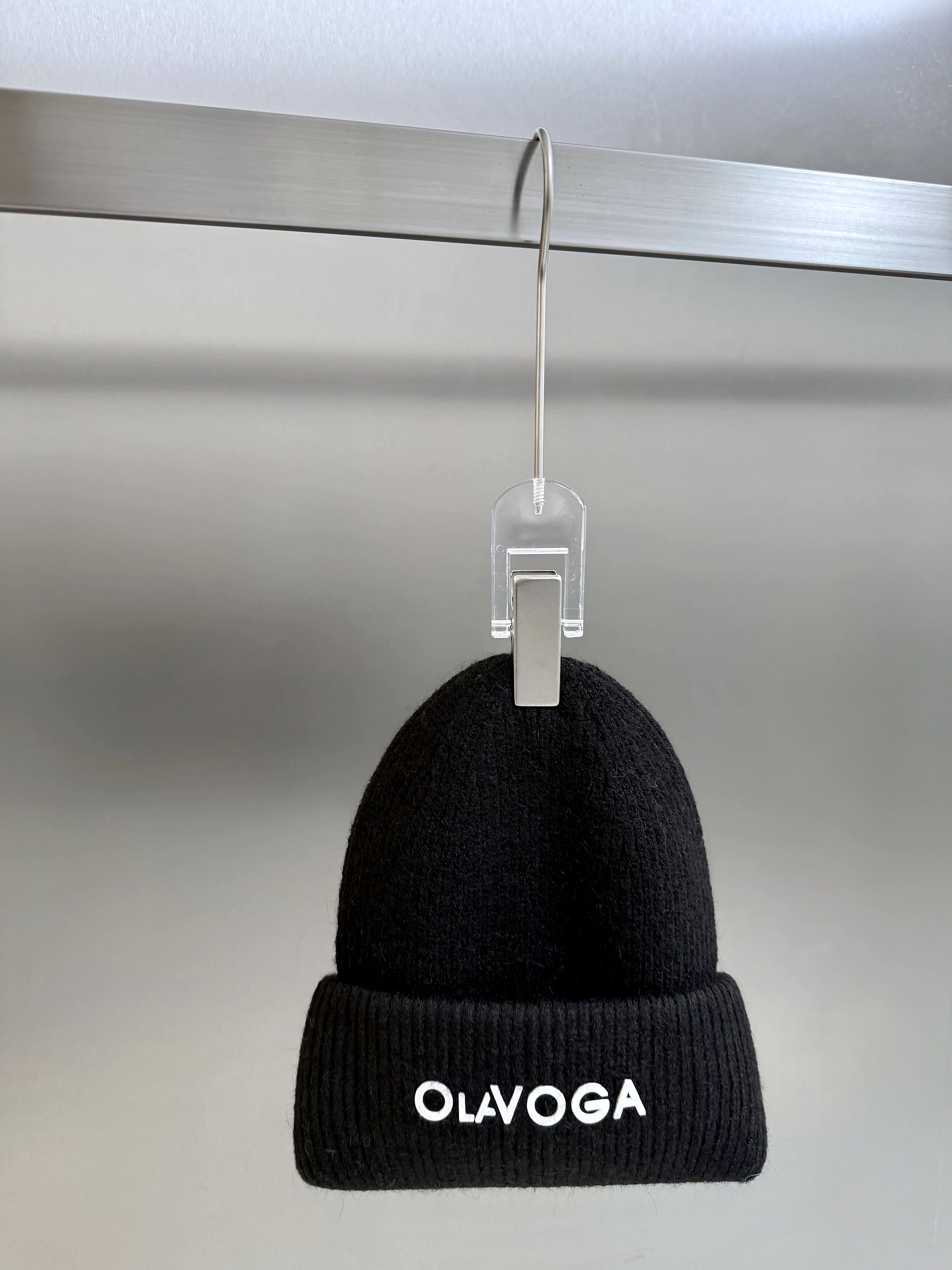 Czapka damska beanie OLAVOGA MEDINA - Czarny