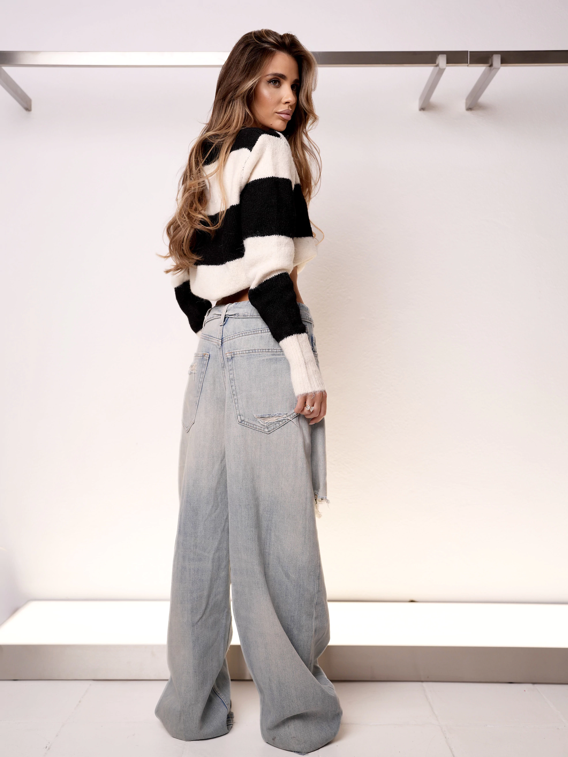 Sweter damski w pasy OLAVOGA ERISSEN - Ecru + czarny