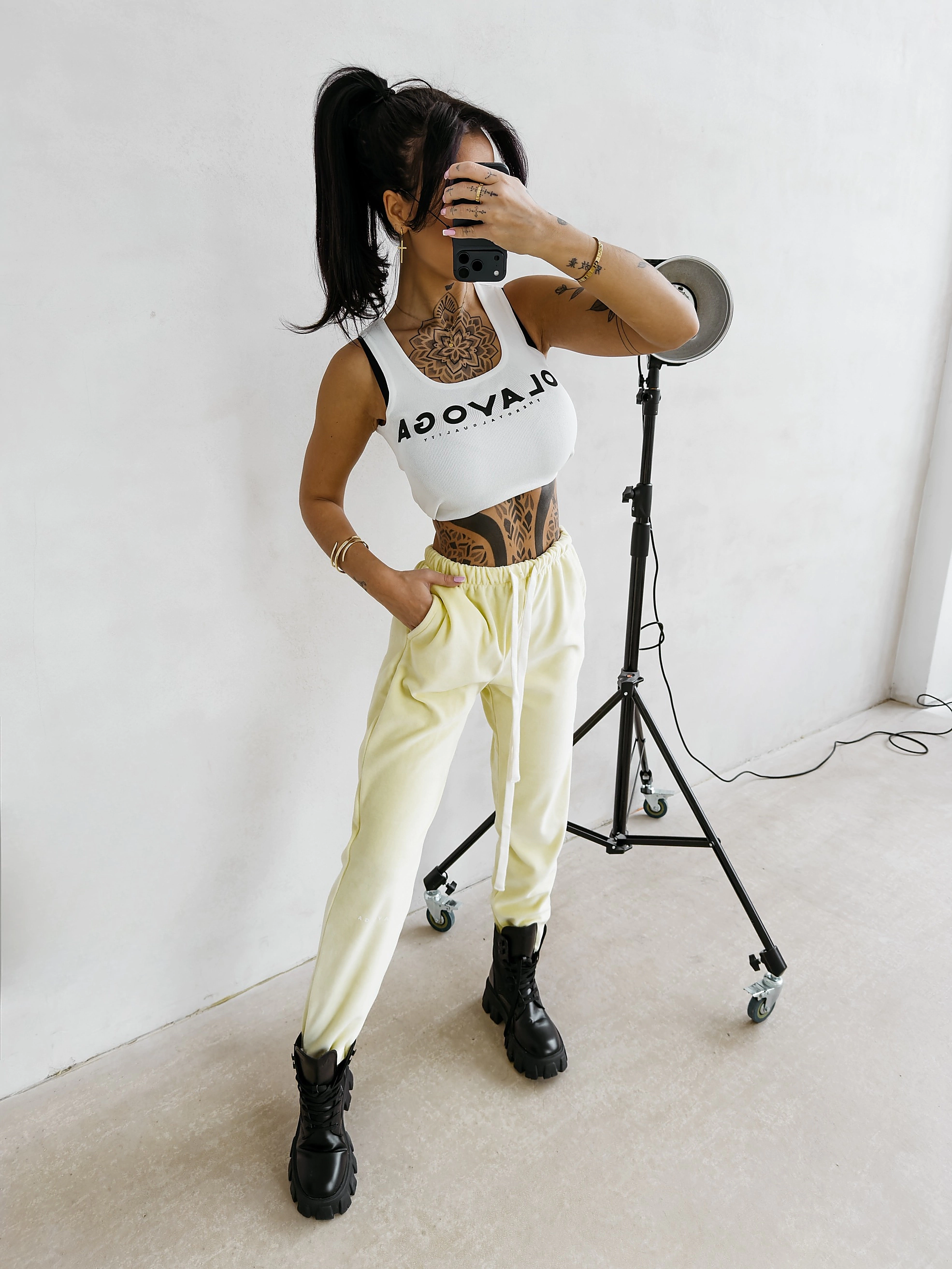 Verstellbare Damen-Velours-Hose OLAVOGA NESA - Gelb