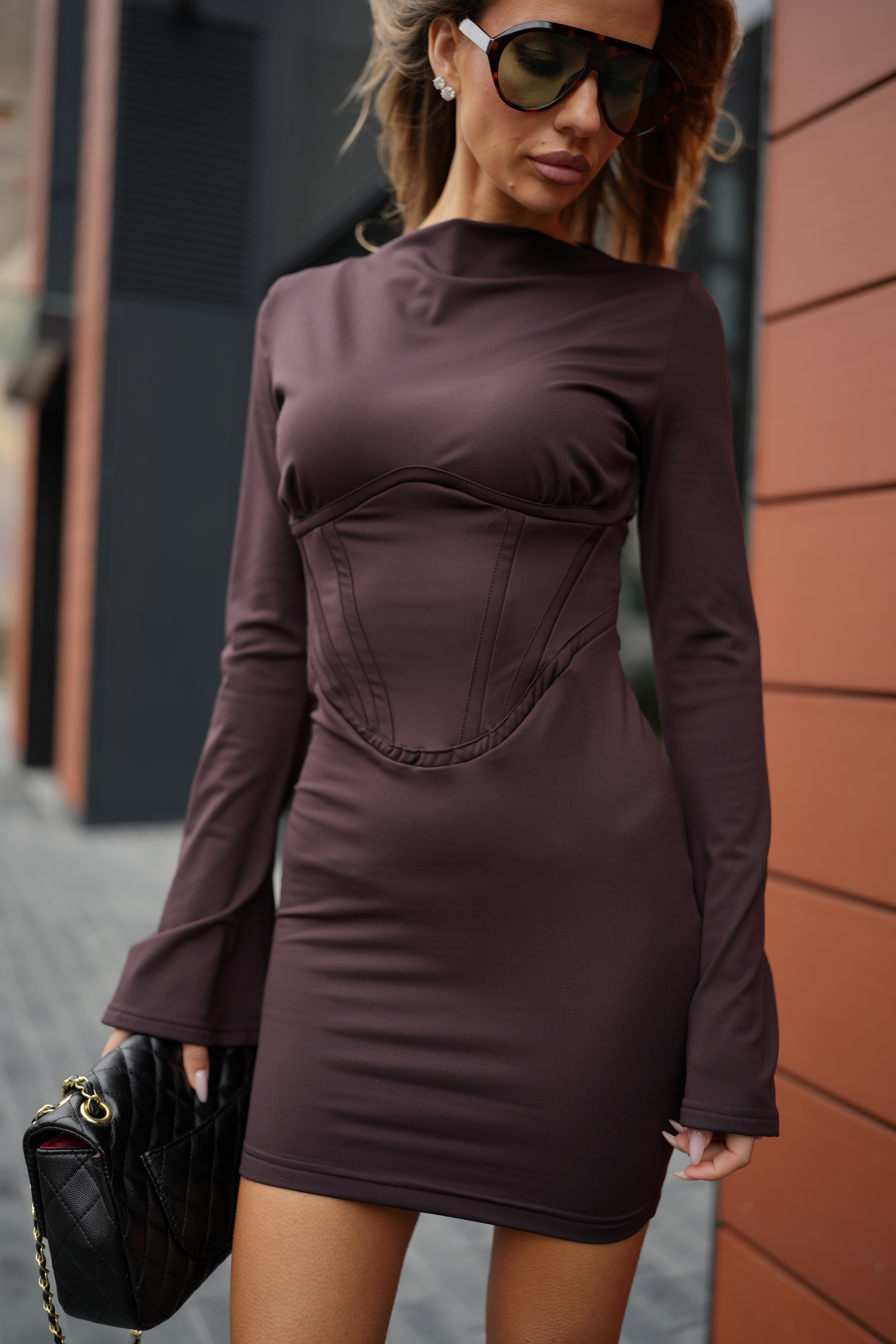 Damenkleid mit ausgestellten Ärmeln OLAVOGA DRAW – Braun