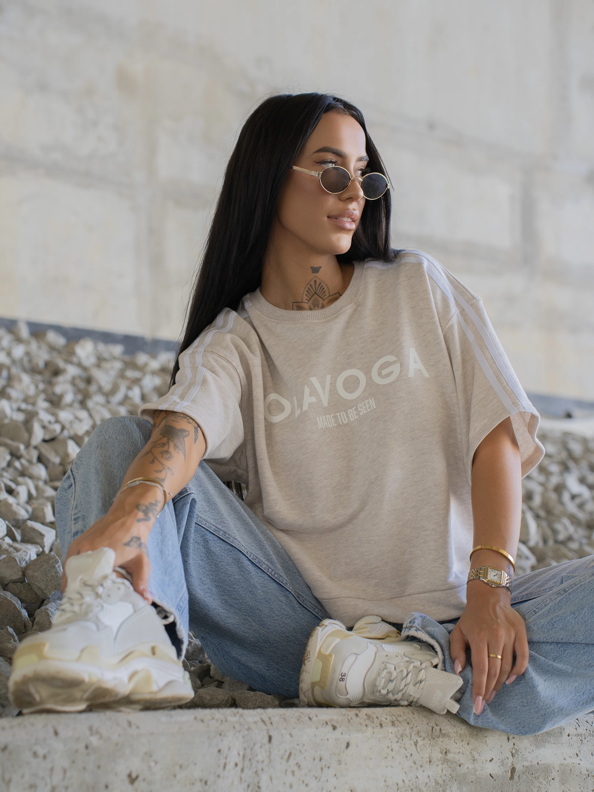 T-shirt damski z lampasami OLAVOGA KALMA - Szary
