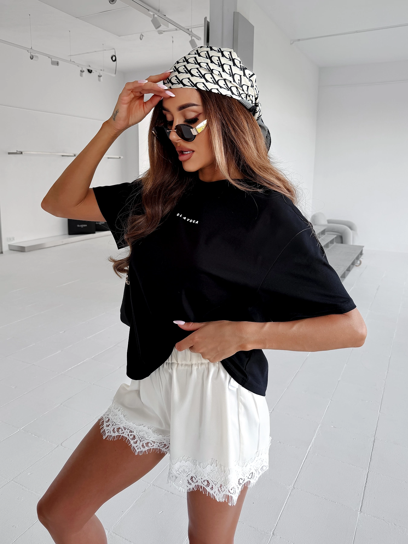 T-shirt damski oversize OLAVOGA BITTERSWEET - Czarny