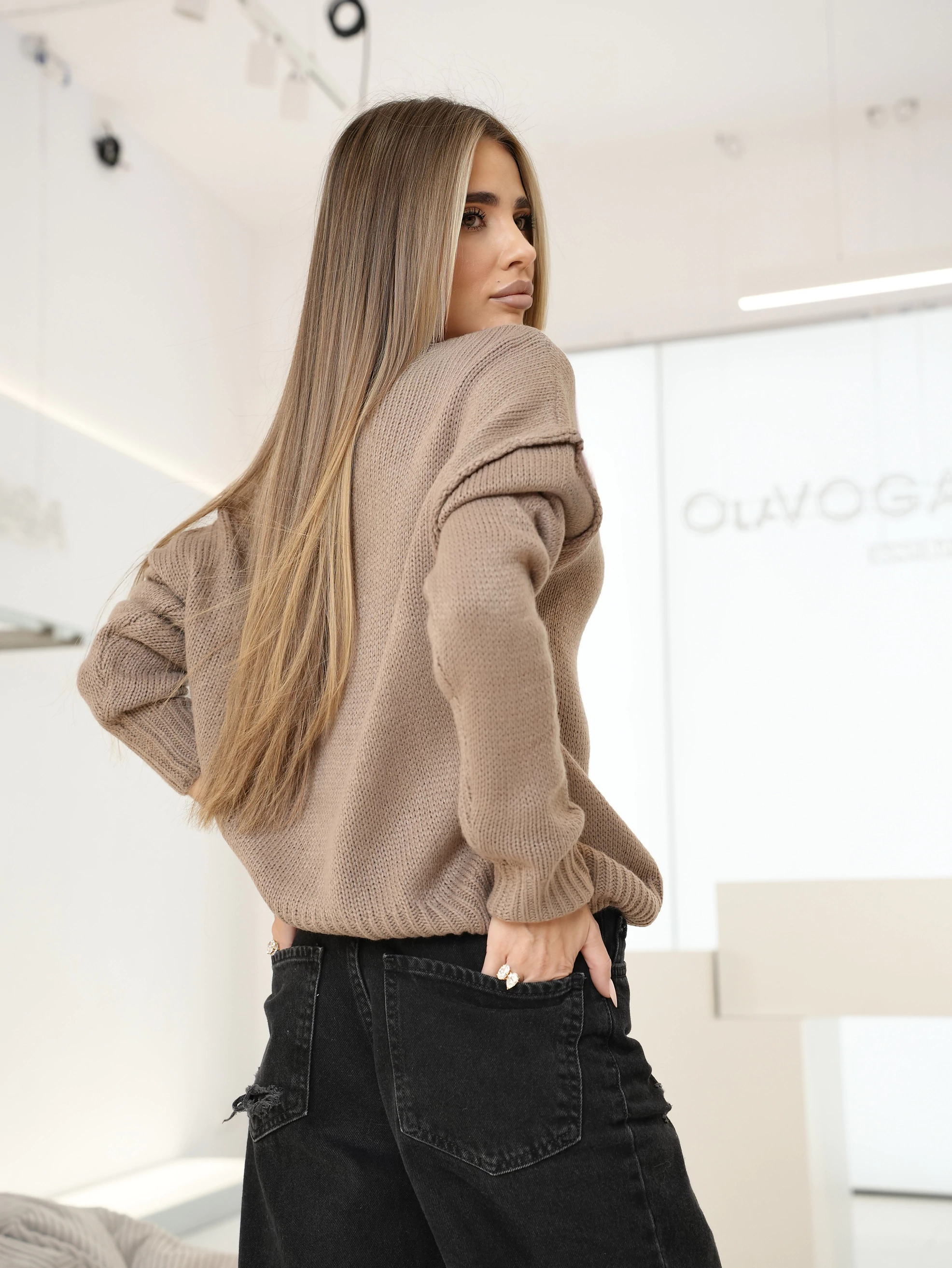 Sweter damski klasyczny OLAVOGA MOSSI - Beż
