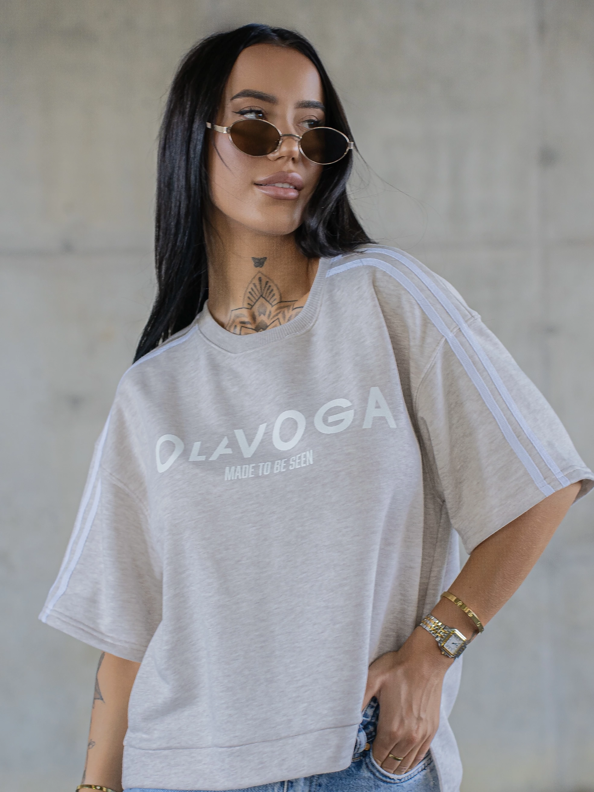 T-shirt damski z lampasami OLAVOGA KALMA - Szary