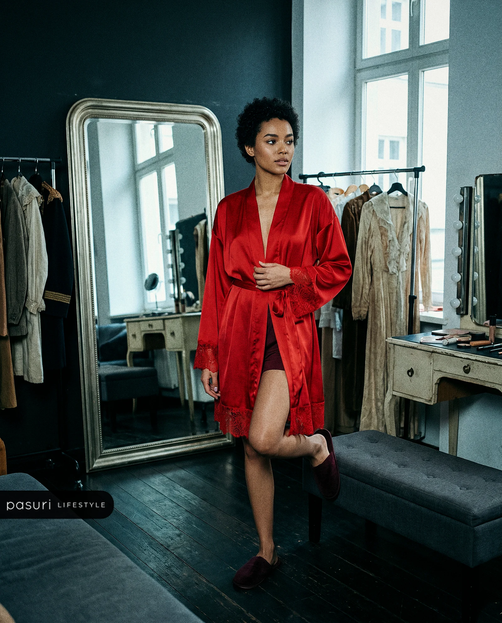 Damen-Bademantel aus Satin OLAVOGA SAFFRON - Rot